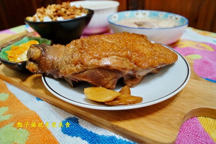 【擺擺桌】幸福在家吃飯．擺一桌美味家常料理．蠔油厚雞腿排．香滷肉燥．蒜頭燉雞湯的幸福飯桌
