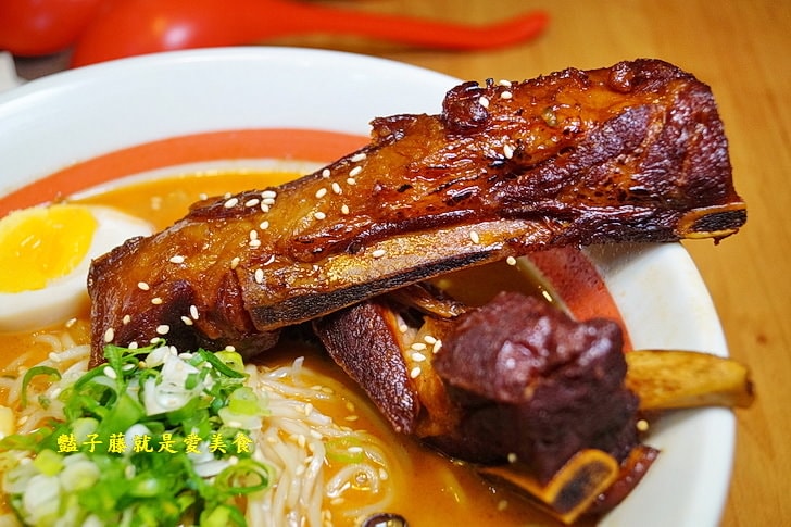 【麵屋一龍拉麵專門店】台中好吃拉麵推薦．豬肋排拉麵吮指回味．豚骨湯頭濃厚醇香．就愛海老蝦味拉麵