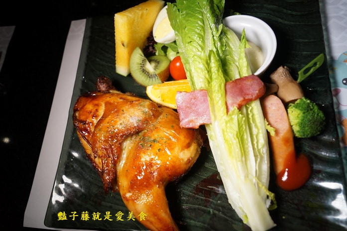 台中秋紅谷餐廳．幸福小水舞．香煎沙朗與美景相伴【豔子藤就是愛美食】