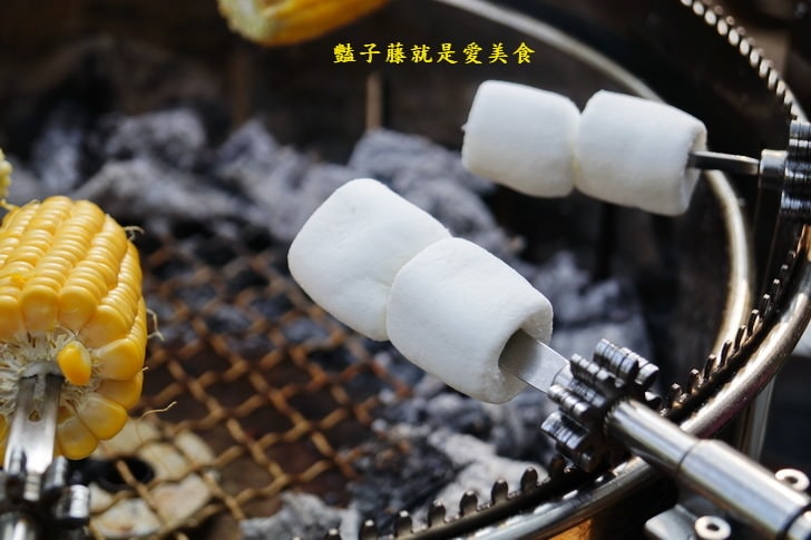 【夯伯燒烤萬用爐】360度自動旋轉炭火烤肉爐．翻轉吧！輕鬆烤全雞．豔子藤就是愛美食