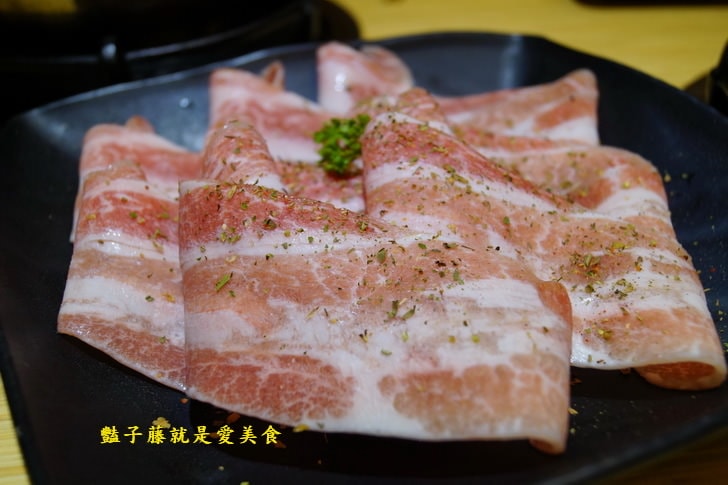 【養鍋石頭鍋涮涮鍋】台中逢甲美食.東北酸白菜霜降珍豬鍋.山藥牛奶低脂牛肉鍋.多種品鍋自由選