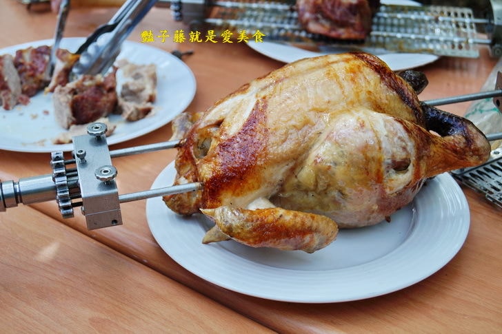【夯伯燒烤萬用爐】360度自動旋轉炭火烤肉爐．翻轉吧！輕鬆烤全雞．豔子藤就是愛美食