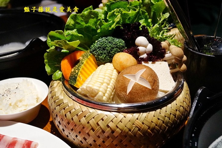 【八豆食府精緻鍋物】員外家裡的花田喜彘真是吃紅蘿蔔長大的豬.澳洲9級和牛鮮嫩汁多.鍋物湯底慢燉雞湯