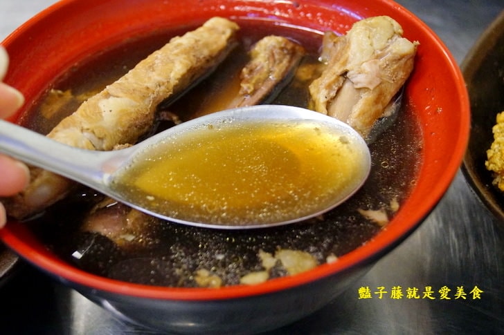 【台香麻辣大腸蚵仔麵線】台中西屯30年代傳統小吃.祖傳藥燉排骨.地瓜碰芋圓.古早味冬瓜茶配香雞排花枝丸