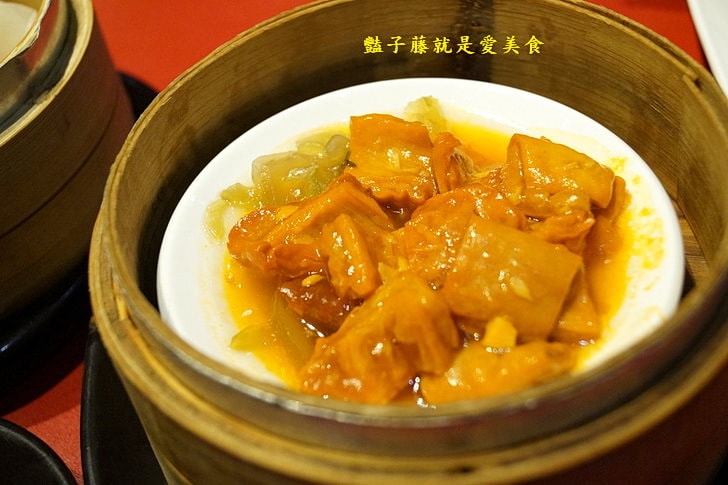 【紅點港飲食販店】台中港式飲茶．味菜蒸肥腸和蟹柳花枝餃蒸正點．波蘿包烤香點．燒臘點蜜汁叉燒