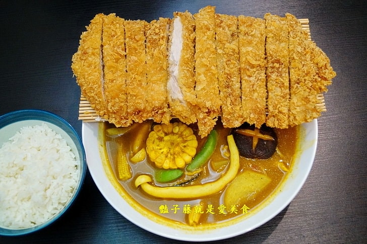 【美人朵朵膠原飲品專賣】台中美食.無敵厚切日式豬排湯咖哩.香烤雞腿南洋風.夢幻寶石素燕窩大推
