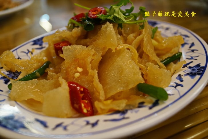 泰雅婆婆美食店．烏來老街美食芋頭月桃飯．黑森林勇士湯很厲害【豔子藤就是愛美食】
