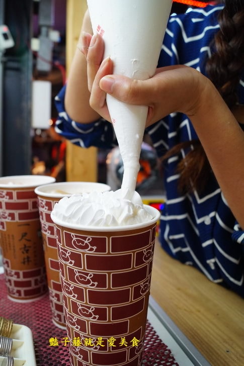 【台灣瘋炸雞】大里國際觀光夜市．東東美食魷魚．一尺古井紅茶炸奶．台中夜市小吃必吃攻略