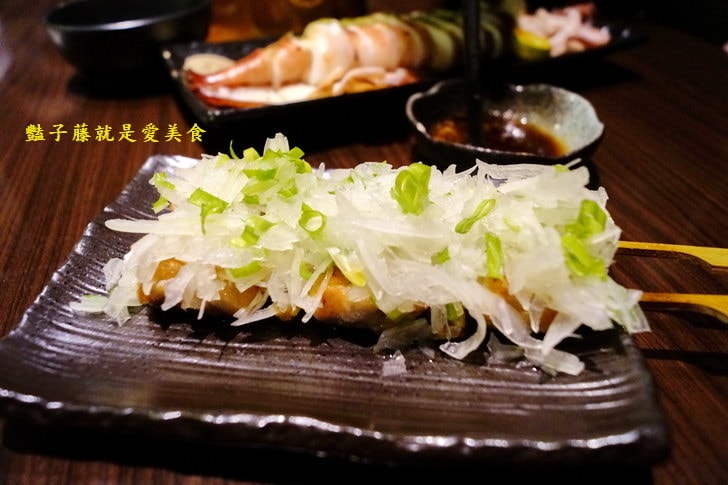 【新竹城隍廟美食】新竹Moibon炭火串燒．日式居酒屋也有好吃的美式炭烤沙朗牛排．甜點日式烤麻糬燒完美必點