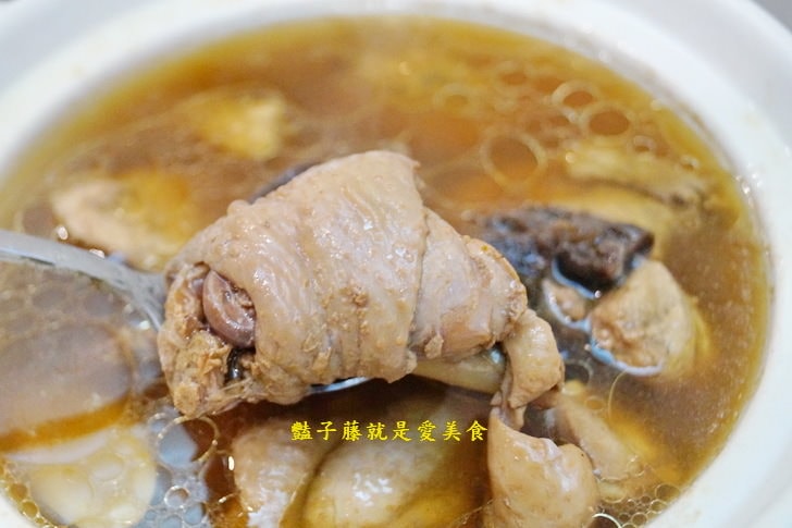 【美人朵朵膠原飲品專賣】台中美食.無敵厚切日式豬排湯咖哩.香烤雞腿南洋風.夢幻寶石素燕窩大推
