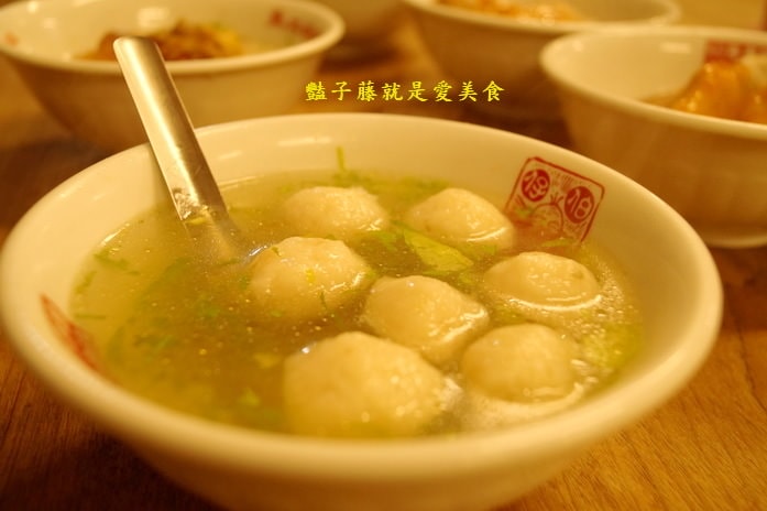 九份老街美食魚丸伯仔．古早味魚丸湯豆干包【豔子藤就是愛美食】
