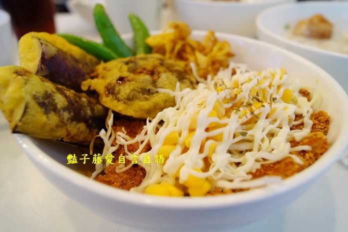 台中平價美食牛肉丼飯．凱撒盒子史上最Q起司米烏龍麵必吃推薦【豔子藤就是愛美食】