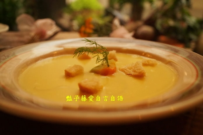 台中異國料理琵央卡義式餐廳．巷弄中的美食【豔子藤就是愛美食】