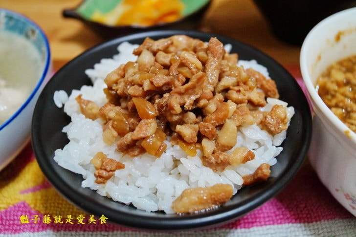 【擺擺桌】幸福在家吃飯．擺一桌美味家常料理．蠔油厚雞腿排．香滷肉燥．蒜頭燉雞湯的幸福飯桌