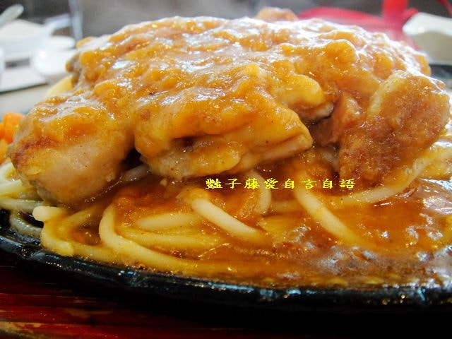 台中大口平價牛排館大啖香嫩雞排鮭魚排和肩胛牛小排【豔子藤就是愛美食】