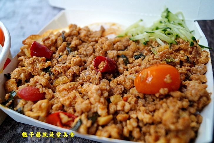 【泰后月亮蝦餅】台中一中街美食.晚餐吃什麼?泰式海鮮涼拌泡麵.打拋豬肉飯.爆漿起司蝦餅.泰式料理吃飽飽