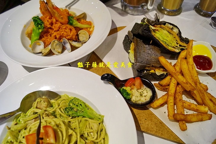 【鬍子茶WHO'S TEA逢甲店】逢甲商圈平價美食.歐巴的泡麵石鍋.布雷克的帕里尼.黑鬍子奶茶.恐龍美祿.美食環遊世界