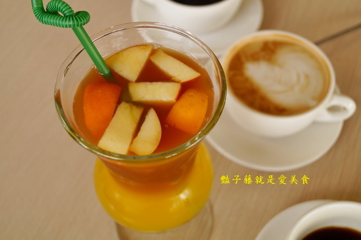 【草泥馬咖啡】台中新社親子遊．可愛草泥馬萌翻天．餵食草泥馬教戰守則．豔子藤旅遊地圖