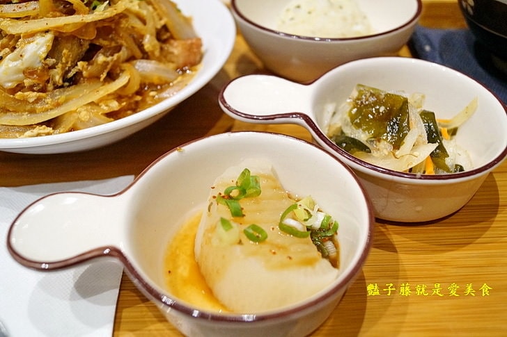 【光蠟樹喫茶館】酥炸軟殼蟹日式人氣招牌．壽喜松阪超下飯料理．香蕉巧克力冰淇淋金磚好吃到不行