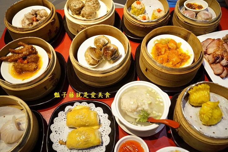 【紅點港飲食販店】台中港式飲茶．味菜蒸肥腸和蟹柳花枝餃蒸正點．波蘿包烤香點．燒臘點蜜汁叉燒
