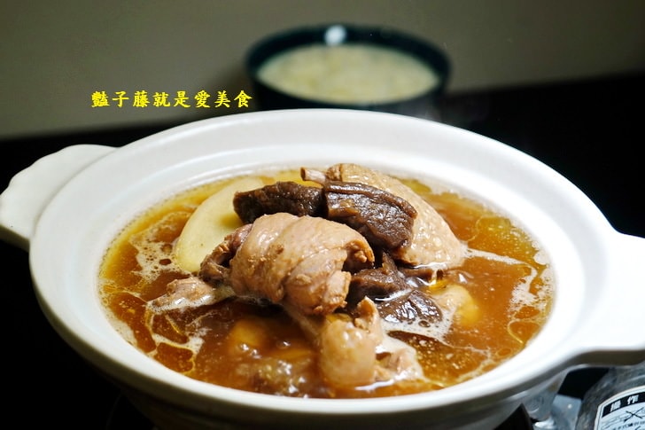【美人朵朵膠原飲品專賣】台中美食.無敵厚切日式豬排湯咖哩.香烤雞腿南洋風.夢幻寶石素燕窩大推