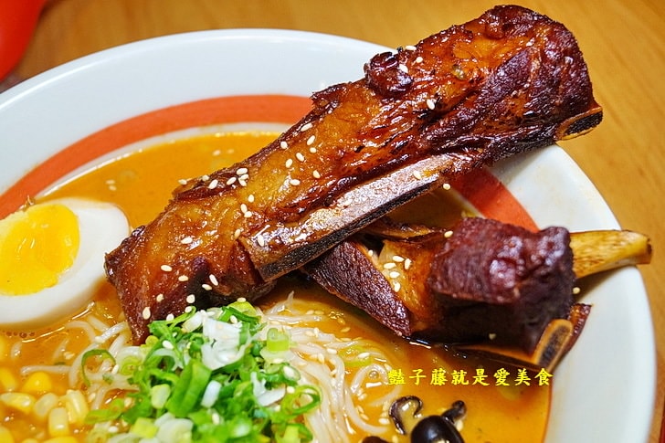 【麵屋一龍拉麵專門店】台中好吃拉麵推薦．豬肋排拉麵吮指回味．豚骨湯頭濃厚醇香．就愛海老蝦味拉麵