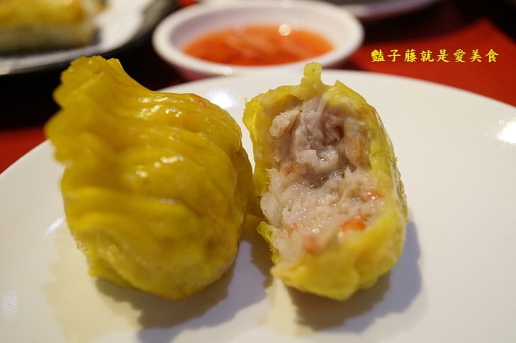 【紅點港飲食販店】台中港式飲茶．味菜蒸肥腸和蟹柳花枝餃蒸正點．波蘿包烤香點．燒臘點蜜汁叉燒