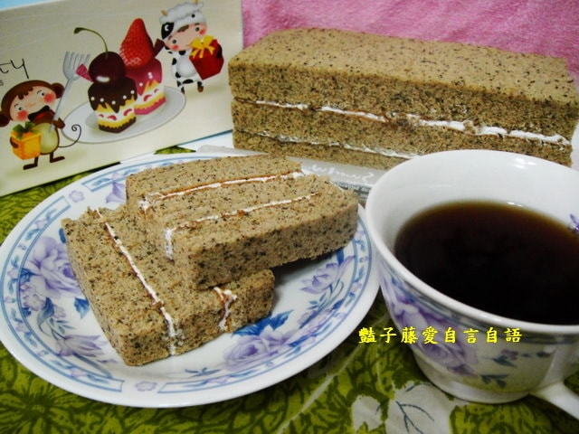 甜食糕點＆世唯烘培坊日月潭紅茶蛋糕。微笑甜度軟綿順口【豔子藤美食嚐鮮試吃報告】
