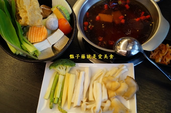 鍋無二極鮮鍋物.豐原火鍋巴蜀麻辣.東北酸菜.金黃泡菜道地好湯頭【豔子藤就是愛美食】