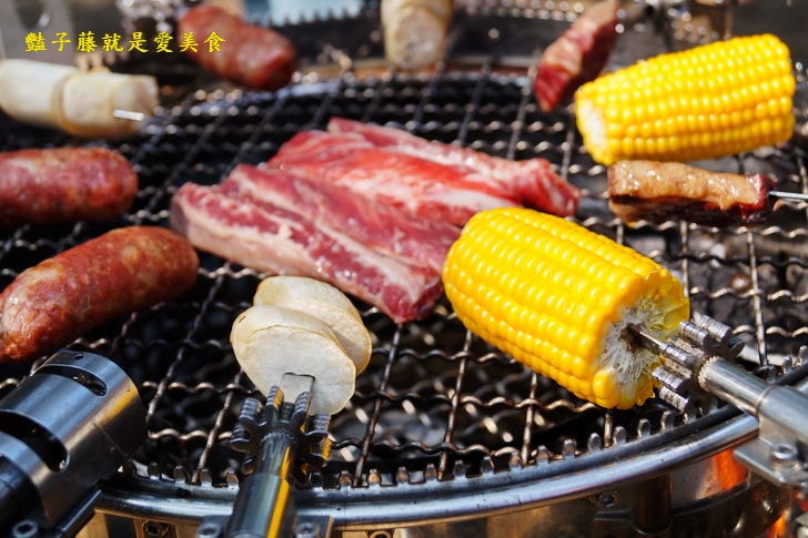 【夯伯燒烤萬用爐】360度自動旋轉炭火烤肉爐．翻轉吧！輕鬆烤全雞．豔子藤就是愛美食