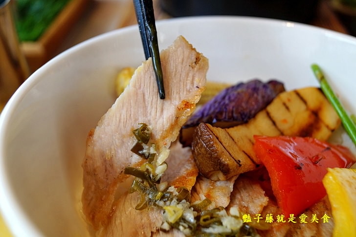 【小樂圓和洋餐食】台中親子餐廳.關東煮與牛小排和風壽喜鍋.庭院大沙池.旋轉透明溜滑梯.好吃好玩