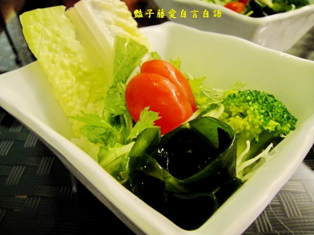 大戶屋日式定食．炭烤雞肉沙拉和豬肉泡菜土鍋蓋飯都很厲害【豔子藤就是愛美食】
