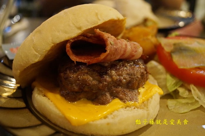 台中異國美食．昨日花卷跨界料理．血汗捏造牛肉堡招牌花卷好食【豔子藤就是愛美食】