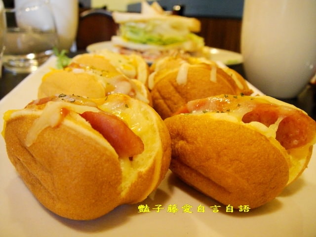 焗烤德式腸雞蛋糕大推．大坡咖啡館【豔子藤就是愛美食】