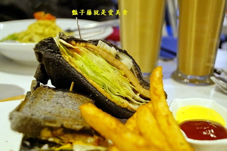 【鬍子茶WHO'S TEA逢甲店】逢甲商圈平價美食.歐巴的泡麵石鍋.布雷克的帕里尼.黑鬍子奶茶.恐龍美祿.美食環遊世界