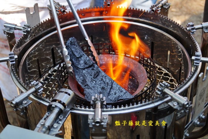 【夯伯燒烤萬用爐】360度自動旋轉炭火烤肉爐．翻轉吧！輕鬆烤全雞．豔子藤就是愛美食