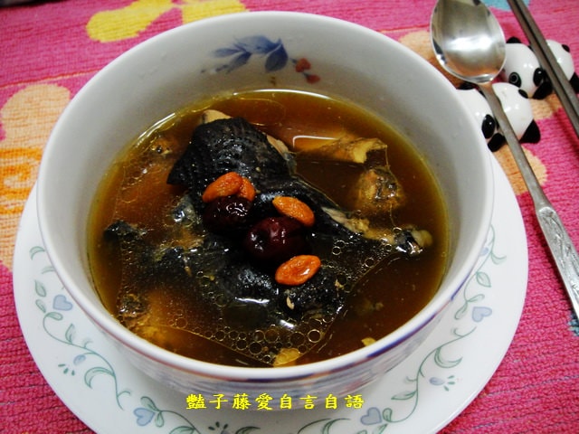 豔家廚房＆薑母烏骨雞湯。冬季滋補好湯簡單料理【豔子藤就是愛美食】