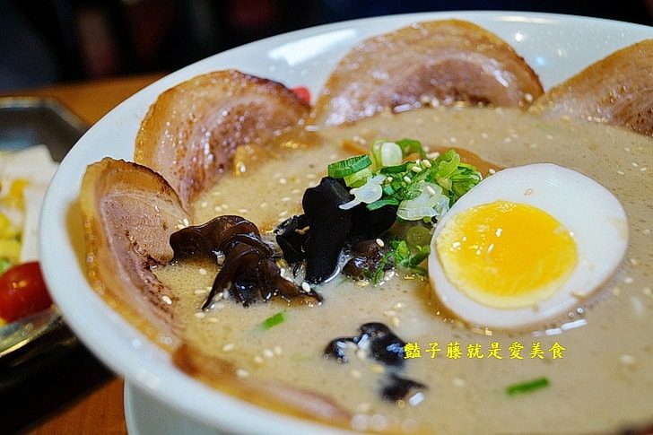 【麵屋一龍拉麵專門店】台中好吃拉麵推薦．豬肋排拉麵吮指回味．豚骨湯頭濃厚醇香．就愛海老蝦味拉麵