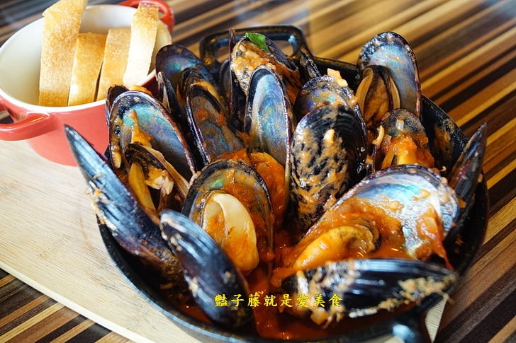 【Malt Share咖啡餐酒館】馬祖淡菜.好吃肥美正是好時節.牛肝菌野菇干貝燉飯煞是美味.佐酒開胃菜墨西哥辣雞翅