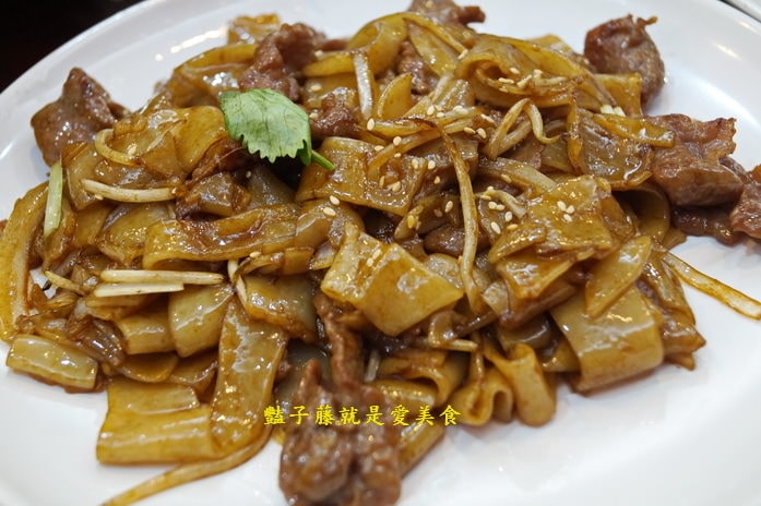 鑫旺角茶餐廳．台中北平路美食．香茜牛肉腸粉好吃推薦．鬼馬炒飯很厲害【豔子藤就是愛美食】