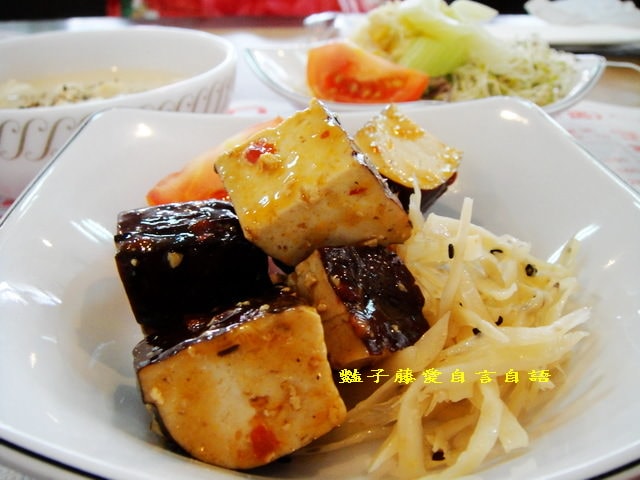 台中大口平價牛排館大啖香嫩雞排鮭魚排和肩胛牛小排【豔子藤就是愛美食】