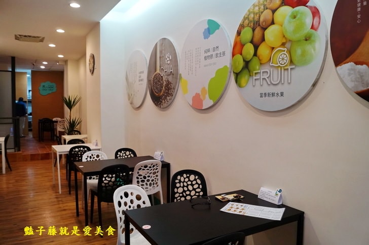 【美人朵朵膠原飲品專賣】台中美食.無敵厚切日式豬排湯咖哩.香烤雞腿南洋風.夢幻寶石素燕窩大推
