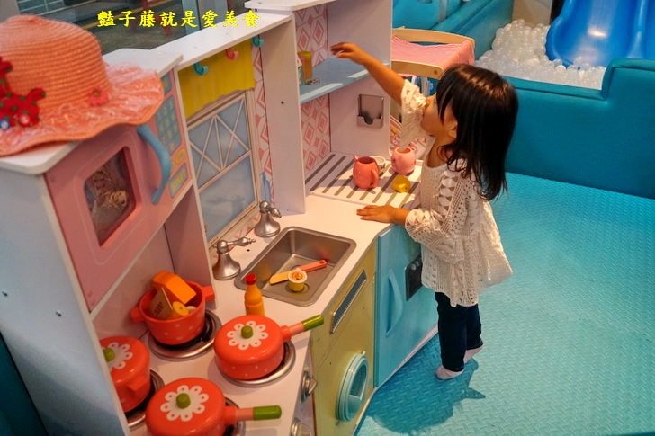【Umi親子廚房海洋館】台中海洋風主題親子餐廳．海底世界總動員．溜滑梯球池．迷你版親子廚房嗨翻天
