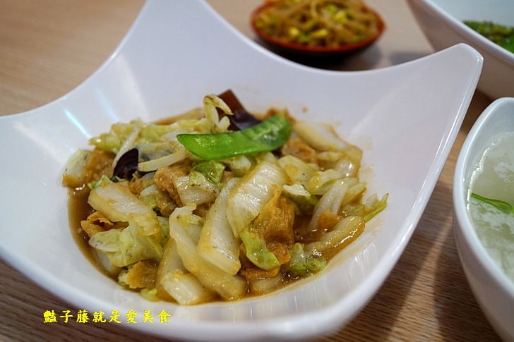 【揀選食坊】文心森林公園旁溫馨小館.墨西哥廚師的中華料理.蠔油牛肉與左宗棠雞.西湖牛肉羮口感醇香滑順