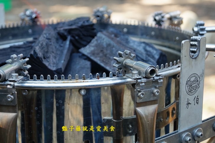 【夯伯燒烤萬用爐】360度自動旋轉炭火烤肉爐．翻轉吧！輕鬆烤全雞．豔子藤就是愛美食