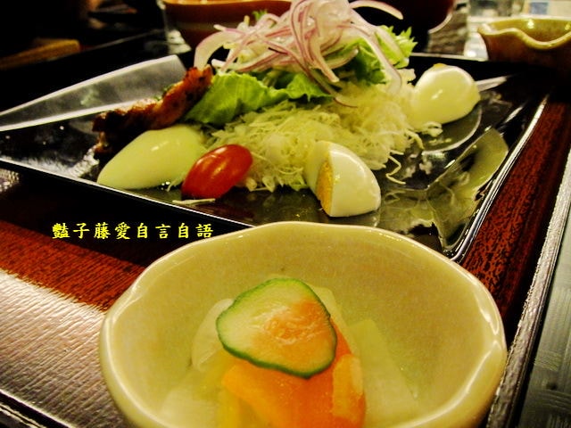 大戶屋日式定食．炭烤雞肉沙拉和豬肉泡菜土鍋蓋飯都很厲害【豔子藤就是愛美食】