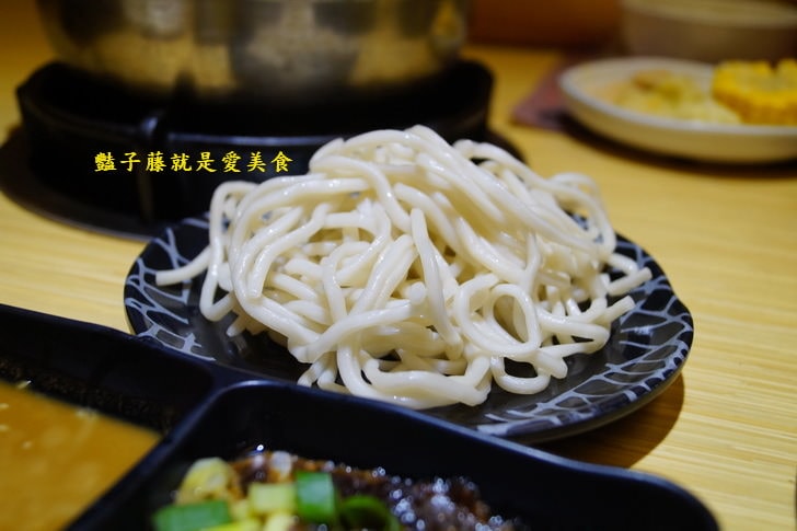 【養鍋石頭鍋涮涮鍋】台中逢甲美食.東北酸白菜霜降珍豬鍋.山藥牛奶低脂牛肉鍋.多種品鍋自由選