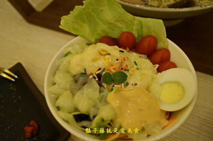 湯藝術老爺下麵．鐵板牛小排和何首烏雞肉鍋太搶戲．臺中市大里美食【豔子藤就是愛美食】