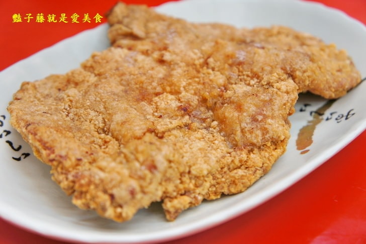 【小劉排骨飯專賣店】基隆火車站美食.鐵路排骨便當.碳烤雞腿好吃無誤.香酥雞排香噴噴.豔子藤美食地圖