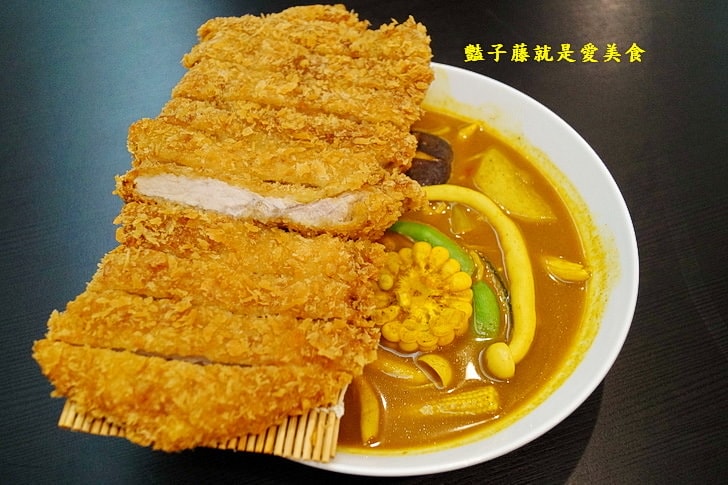 【美人朵朵膠原飲品專賣】台中美食.無敵厚切日式豬排湯咖哩.香烤雞腿南洋風.夢幻寶石素燕窩大推
